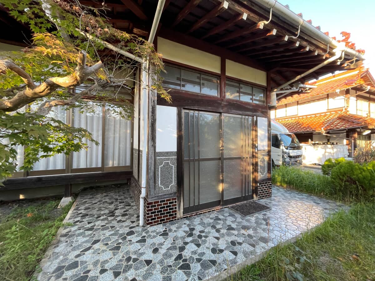 1970s wood house on a large plot in Hiroshima