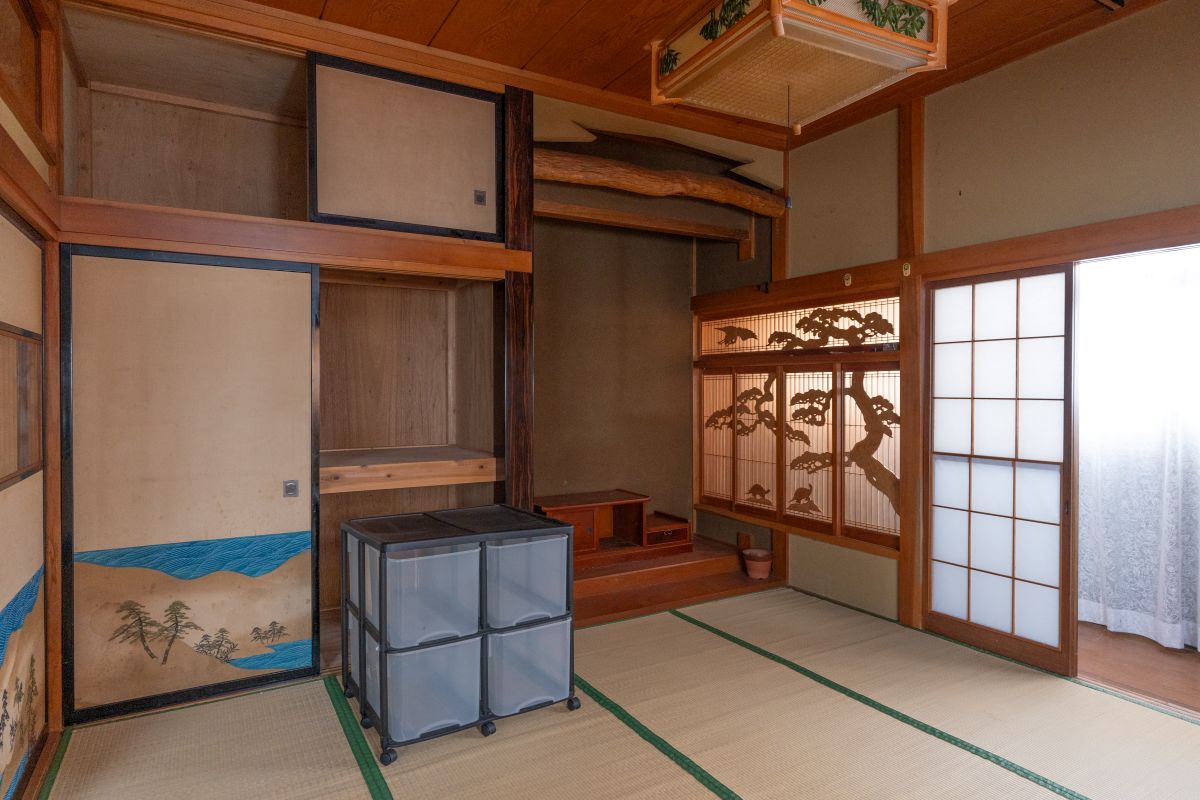 1980s wood house on a large plot in Yamagata