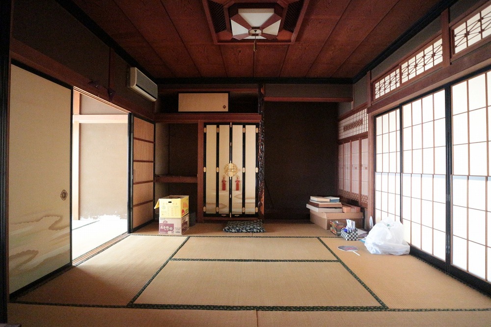 1970s wood house, 13-min walk to station, Toyama