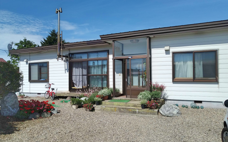1970s wood house on a large plot in Hokkaido
