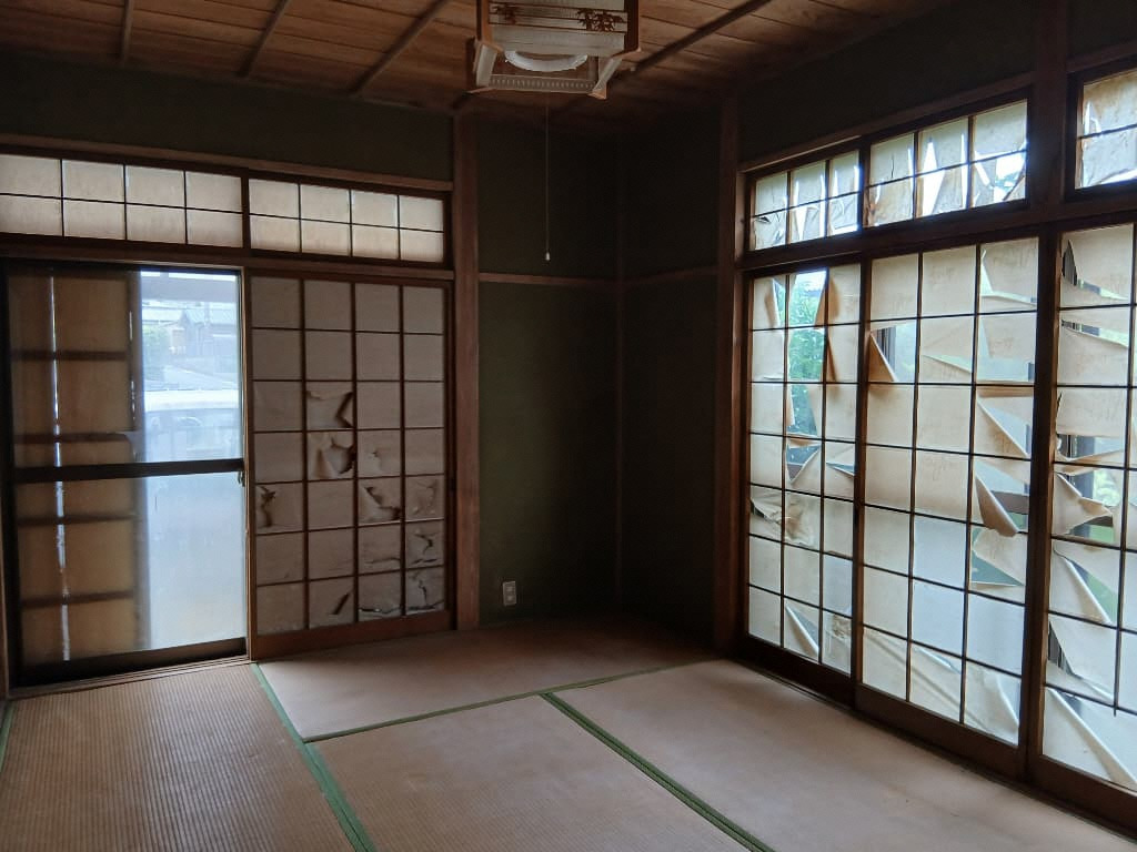 1980s wood house on a large plot in Nagasaki