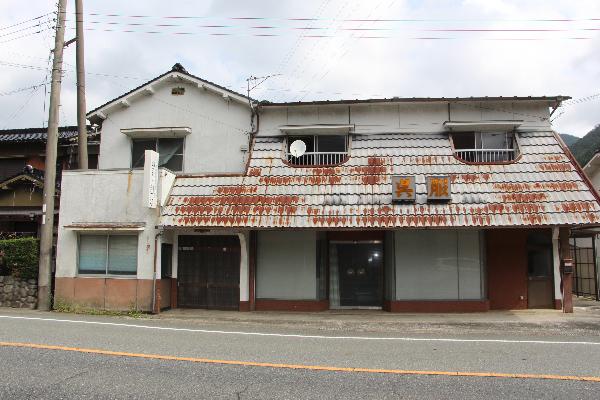 1960s wood house with storehouses in Hyogo
