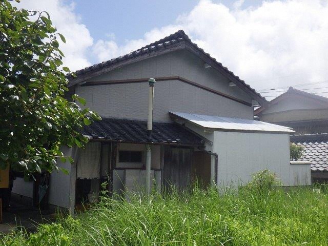 Wood house with outbuildings in Kochi