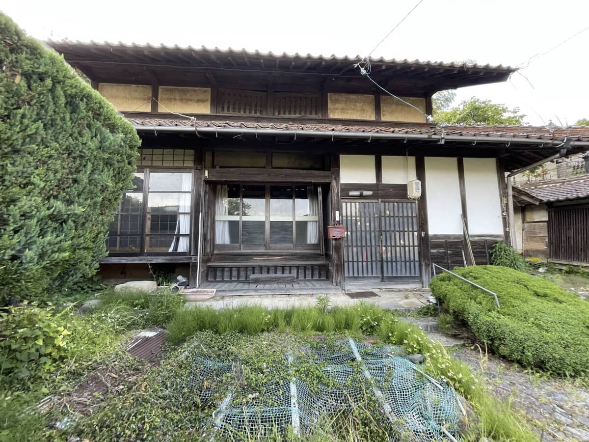 Wood house on a large plot in Hiroshima