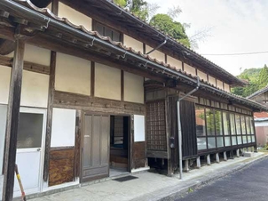 1930s wood house on a large plot in Shimane