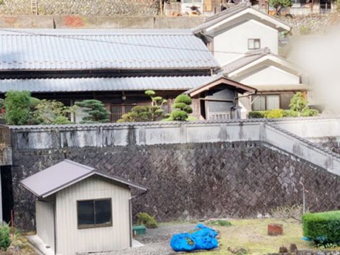 Bright property with separate building, accessible via stairs