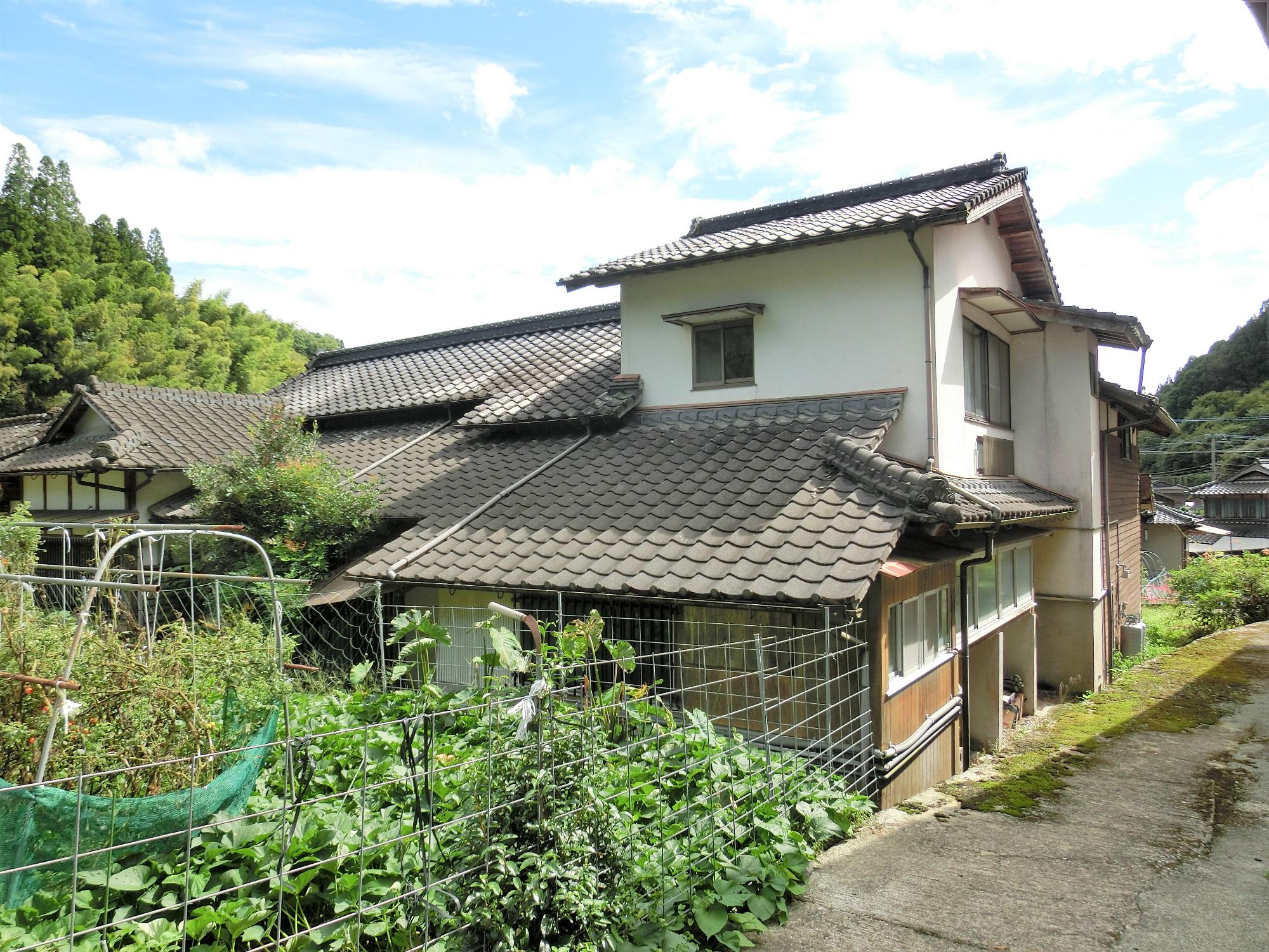 Wood house with outbuildings in Fukuoka