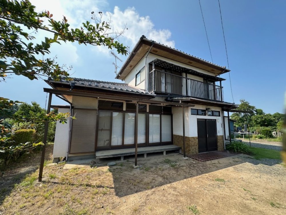 Bright, sunny 2-story building close to elementary school.