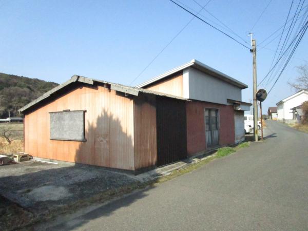 Wood house with storehouses in Oita