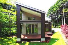 Bright quiet corner property with two-sided wide wood terrace and hot spring water inlet possibility, meticulously built new single-story house