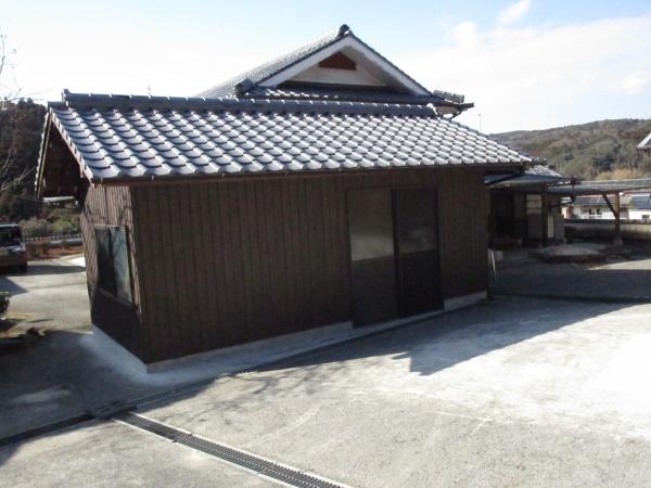 Wood house with storehouses in Oita