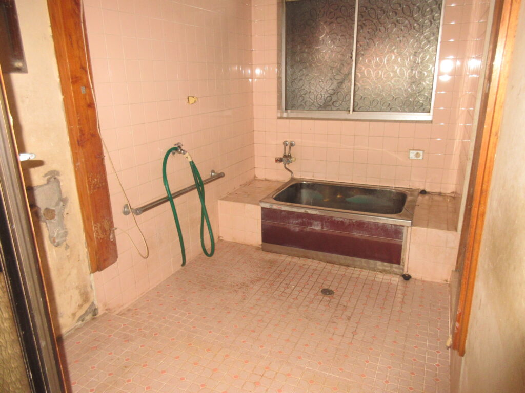 New Vacant House (Sale) No. 345 Hongou 13,800,000 yen Built 1969 Land 1548.23 m² Building 136.16 m²