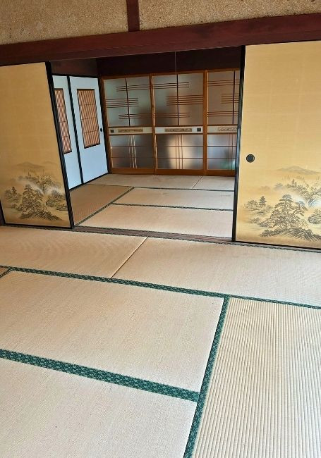 Wood house on a large plot in Hiroshima