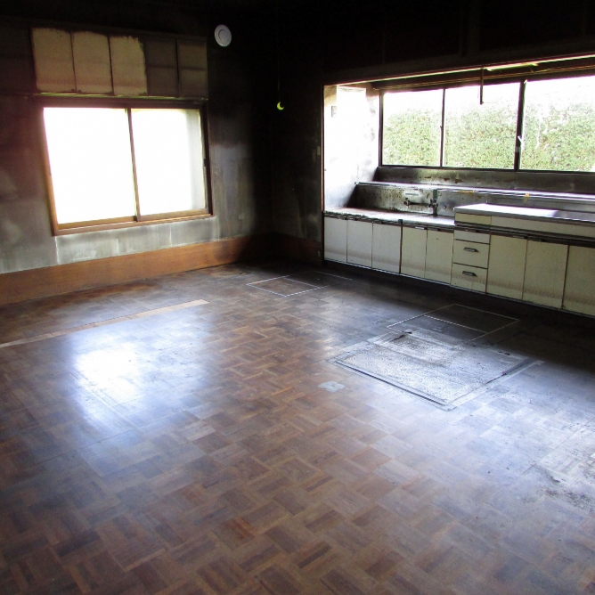 1970s wood house on a large plot in Aomori