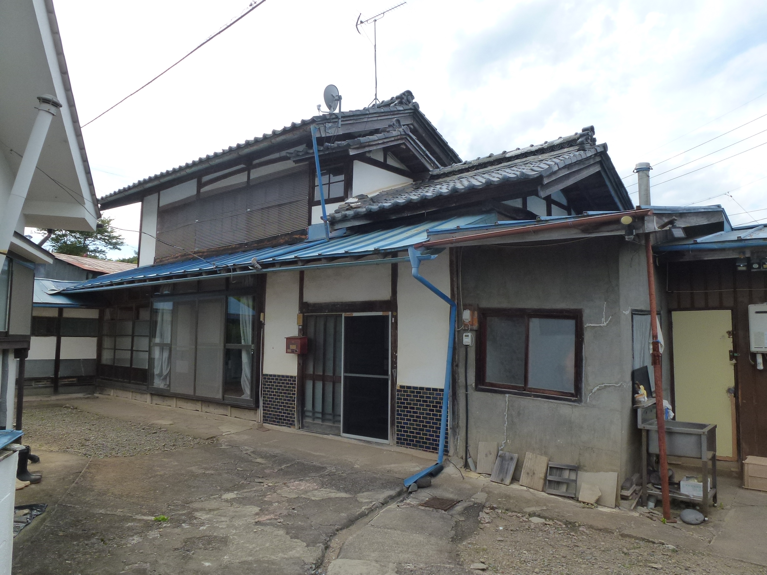 Wood house with outbuildings in Nagano