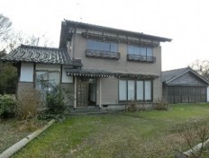 1990s wood house on a large plot in Niigata