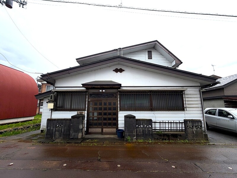 1970s wood house, 14-min walk to station, Niigata