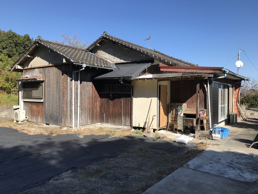 1970s wood house near the coast in Junicho, Ibusuki