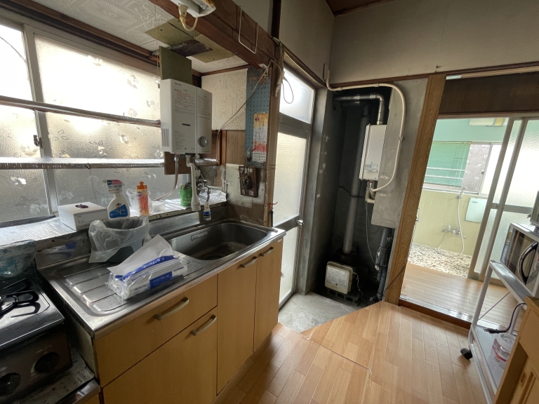 Price Reduced! Retro House with Charming Glass Panes and Warm Fittings