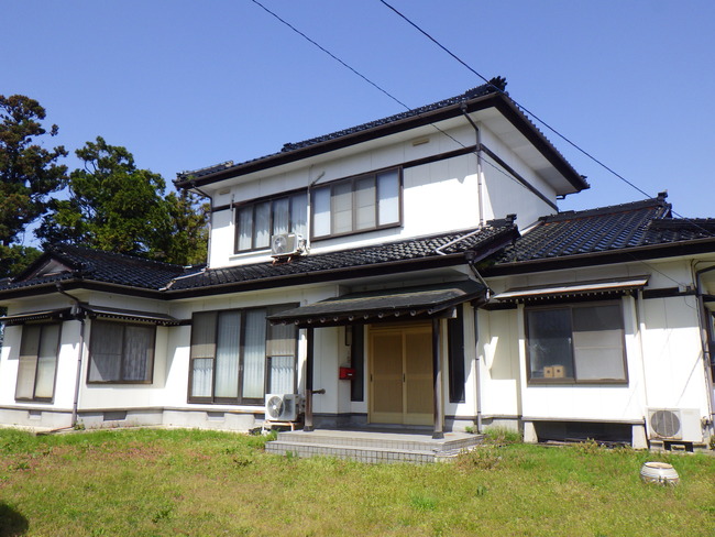 1990s wood house on a large plot in Yamagata