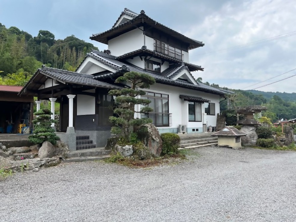 1980s wood house on a large plot in Oita