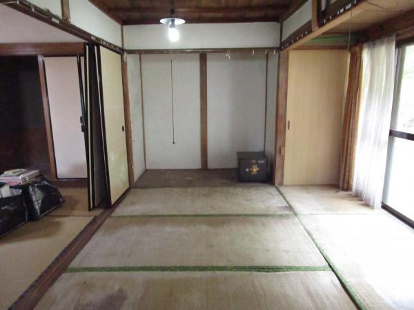 1960s wood house on a large plot in Oita