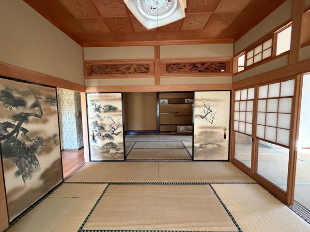 Distinctive Japanese room! Excellent sunlight.