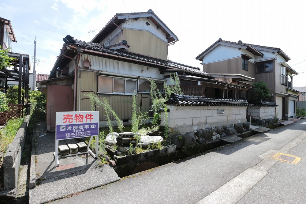 1970s wood house, 13-min walk to station, Toyama