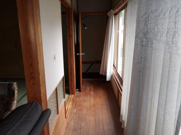 1960s wood house, 17-min walk to station, Ehime