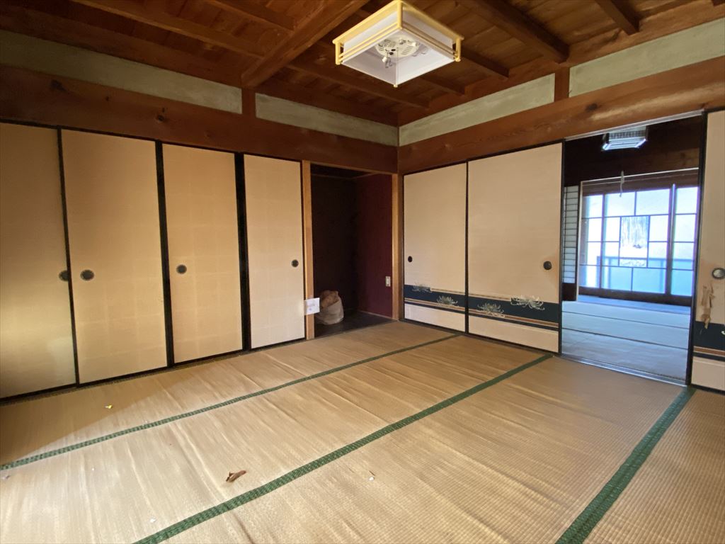 1950s wood house on a large plot in Mie