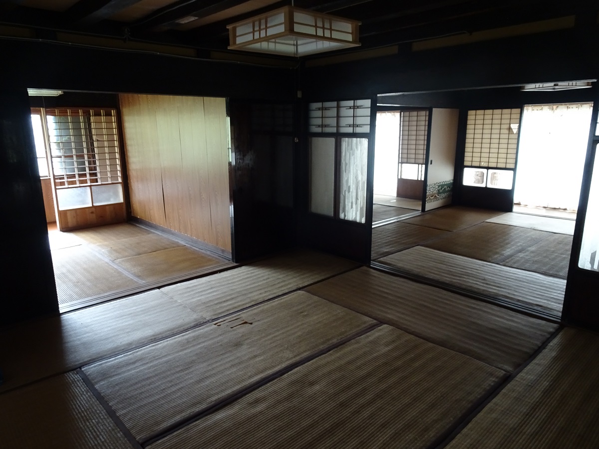 1910s wood house on a large plot in Hyogo