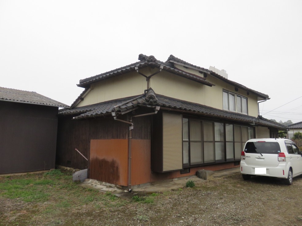1950s wood house on a large plot in Oita