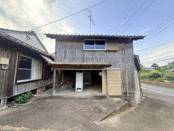 1960s wood house with outbuildings in Minamisatsuma, Kagoshima
