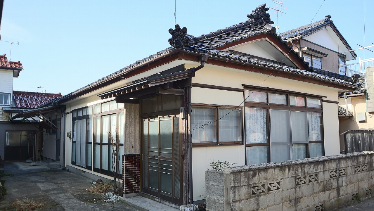 1950s house, 2-min walk to station, Akita