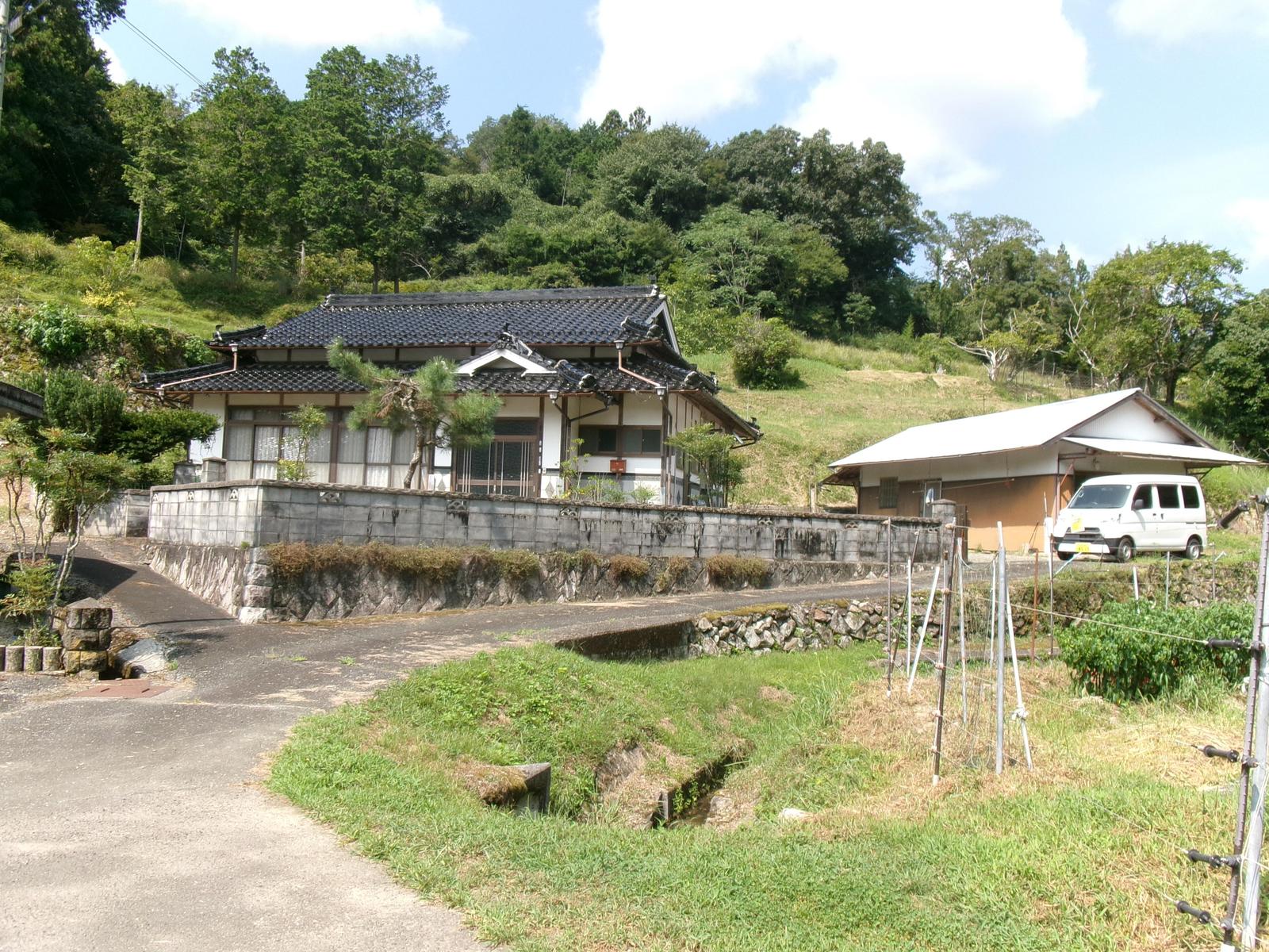 1980s wood house on a large plot in Hyogo