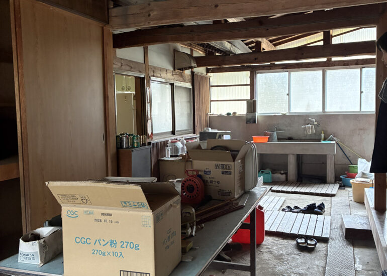 1960s wood house on a large plot in Matsusaka Kahada