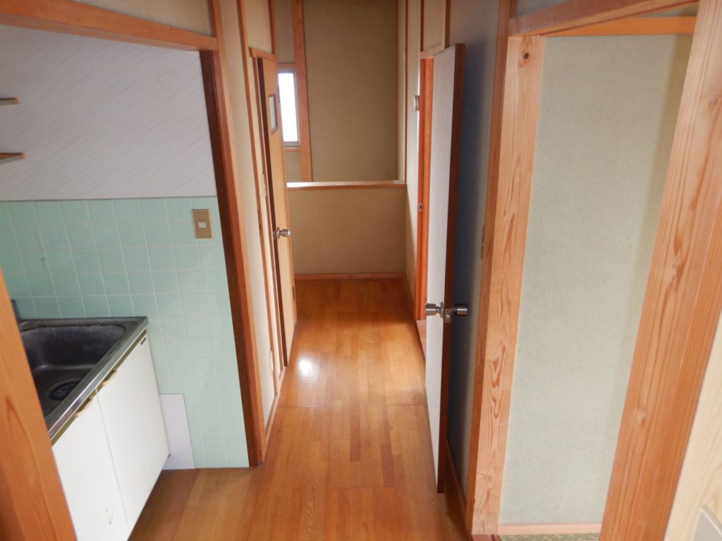 1970s wood house, 15-min walk to station, Ehime