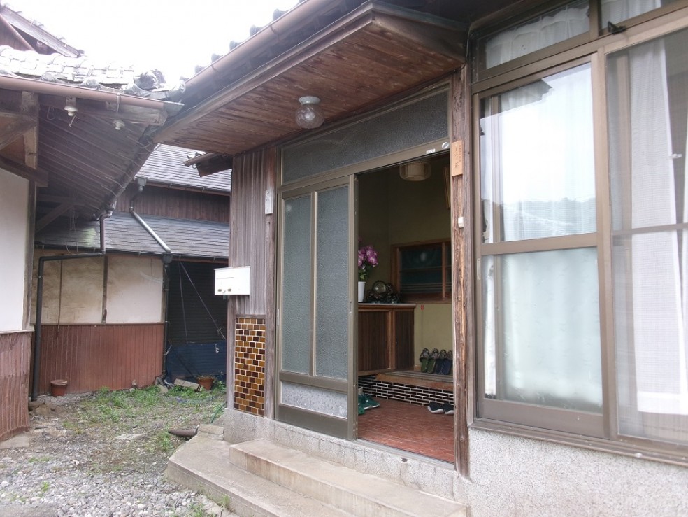 1980s wood house on a large plot in Oita