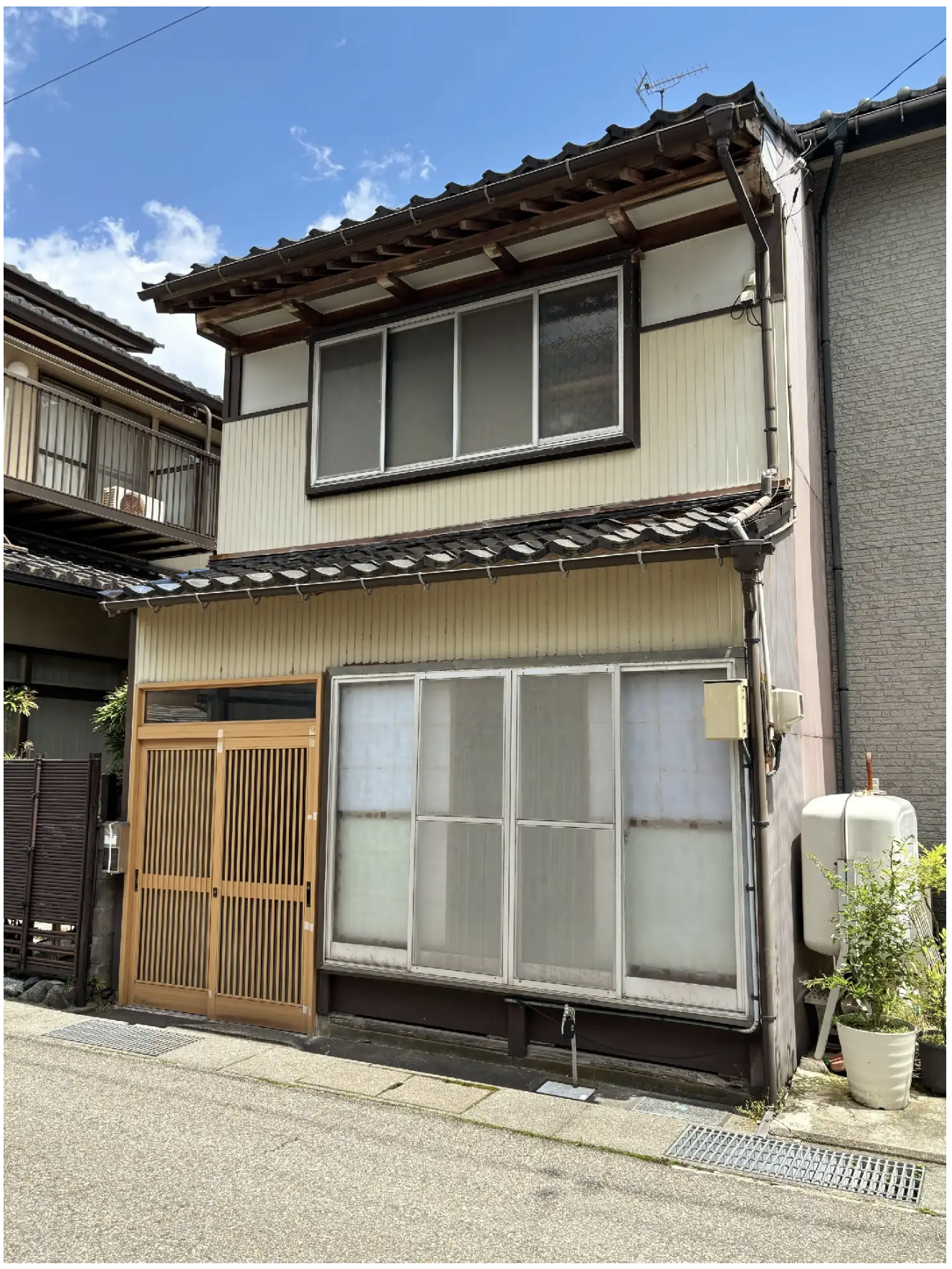 Wood house in Himi