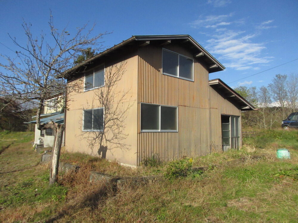 1940s wood house on a large plot in Iwate