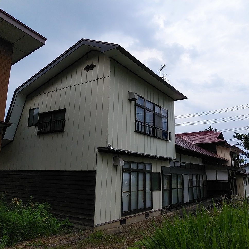 1950s wood house on a large plot in Iwate