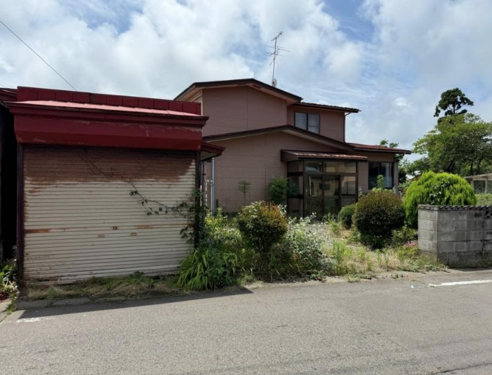 1960s wood house on a large plot in Akita
