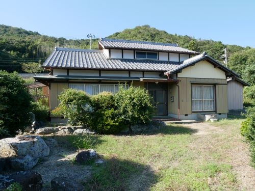 1970s wood house on a large plot in Hyogo