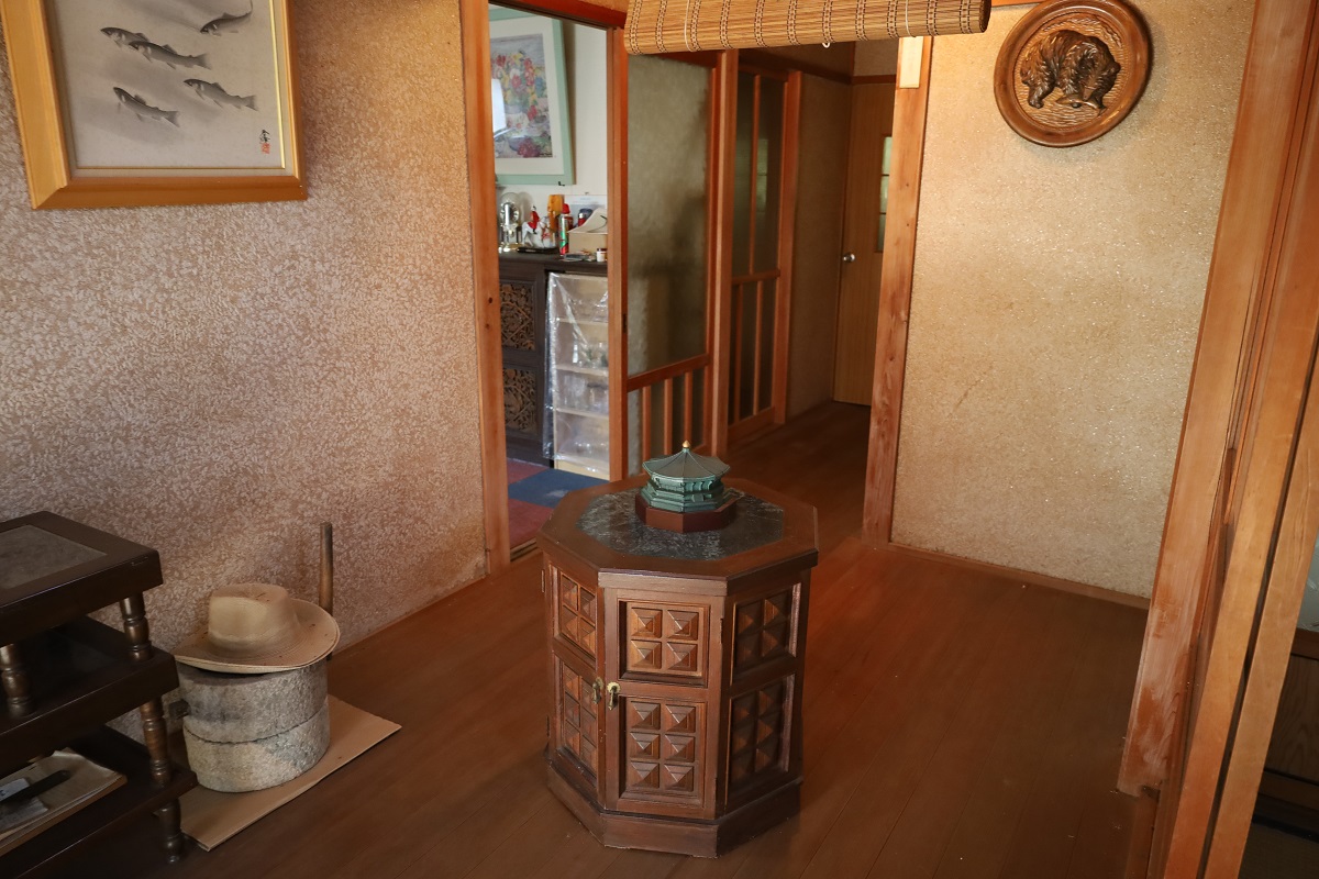 Five-room wooden single-story house