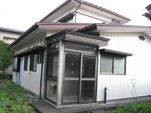 1970s wood house, 14-min walk to station, Iwate