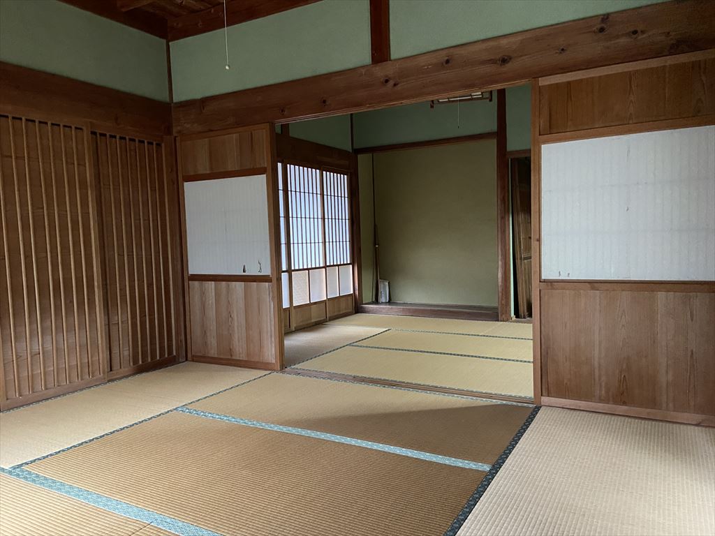 1960s wood house with storehouses in Mie