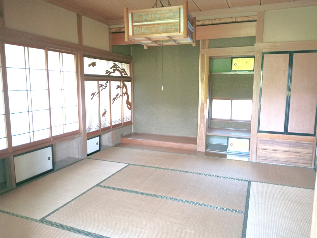 2-story residential building with many rooms on a south-facing open plot adjacent to a national highway. Suitable for dual-family housing or private lodging use.