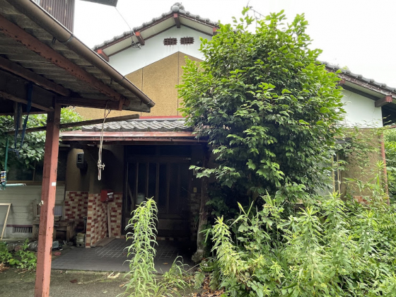 1970s wood house on a large plot in Miyazaki