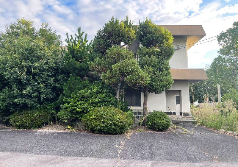 1970s concrete house on a large plot in Tottori