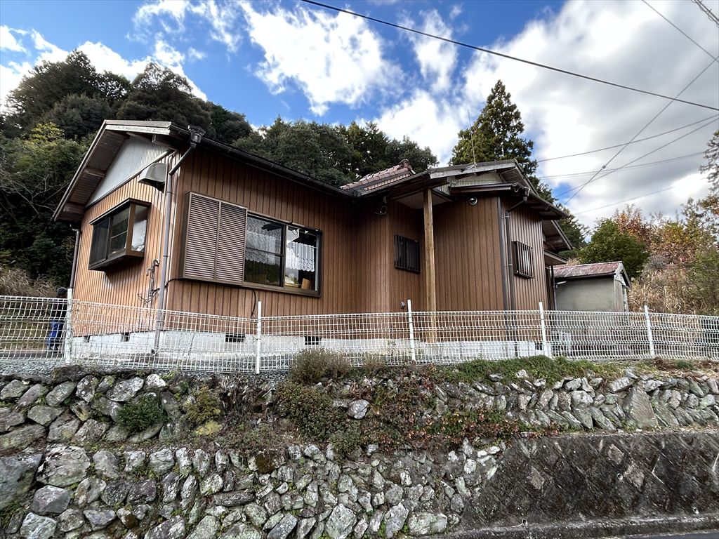 1970s wood house on a large plot in Mie